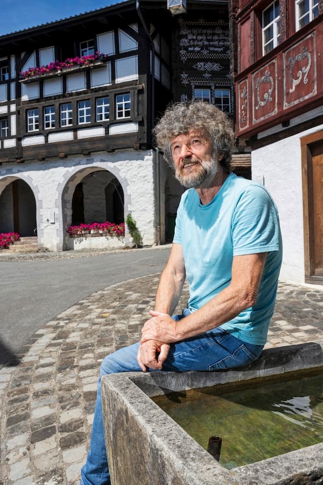This Isler a travaillé quarante-cinq ans comme enseignant. Il organise désormais jusqu’à vingt visites guidées par année pour des groupes.