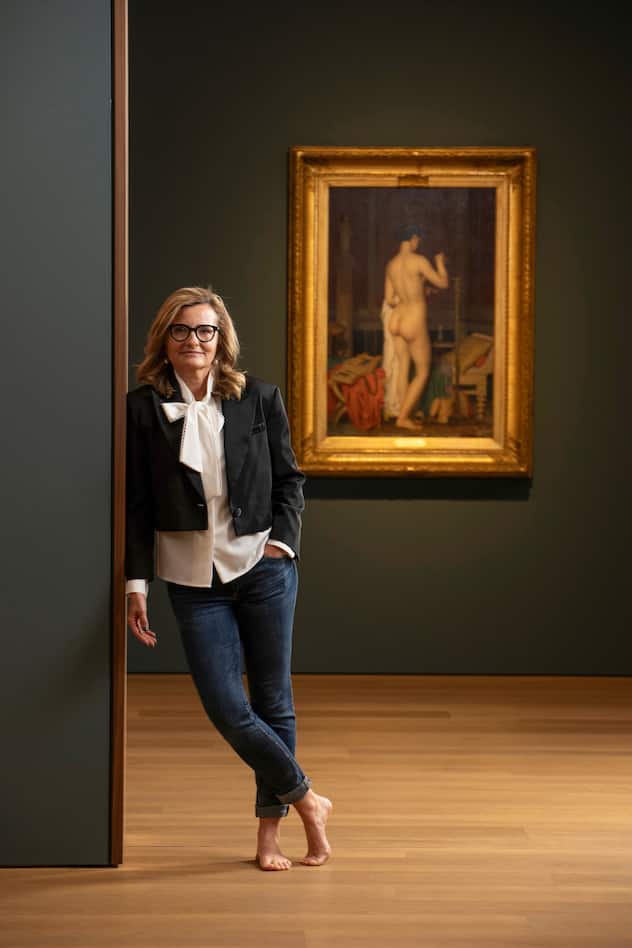 Le journaliste de la RTS Martina Chyba devant «Le coucher de Sapho» (1867) de Charles Gleyre