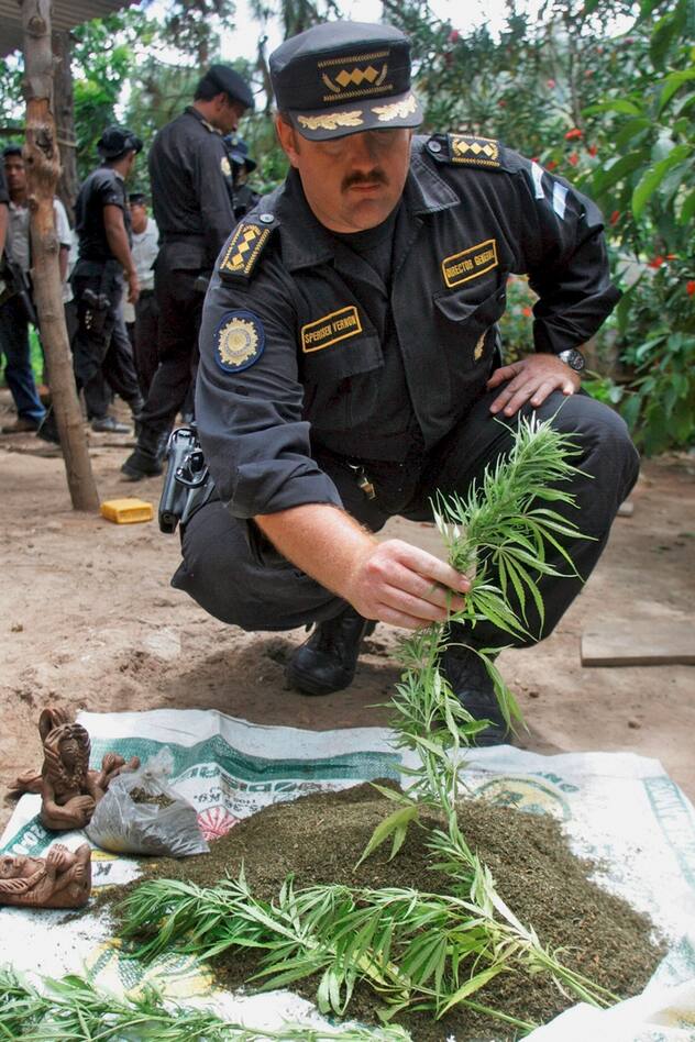Erwin Sperisen lors d’une saisie de marijuana en 2006.