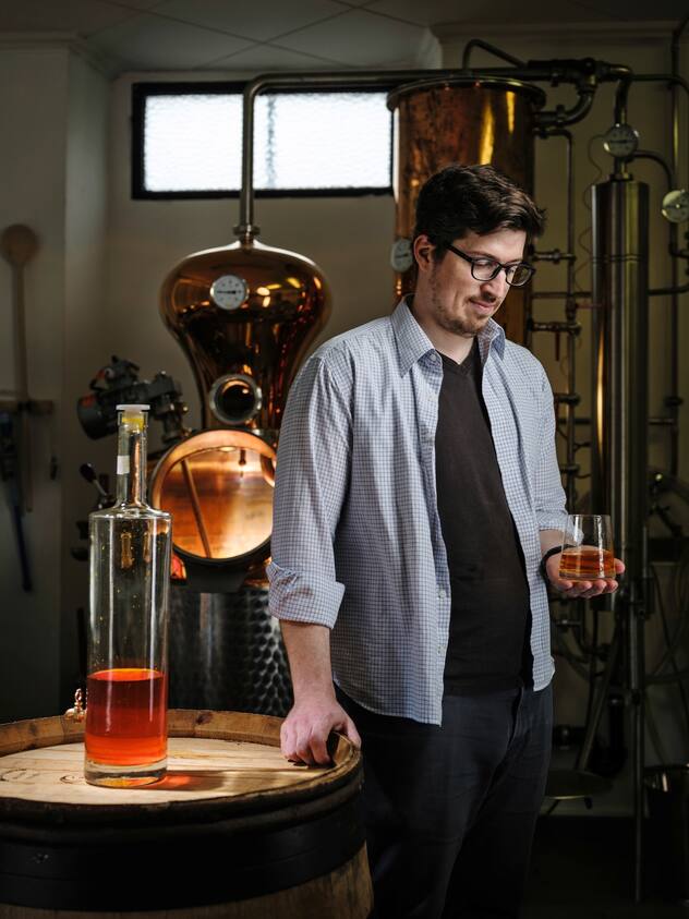 Les absinthes, gins et liqueurs de Romain Wanner sont distillés dans un alambic électrique de 150 litres