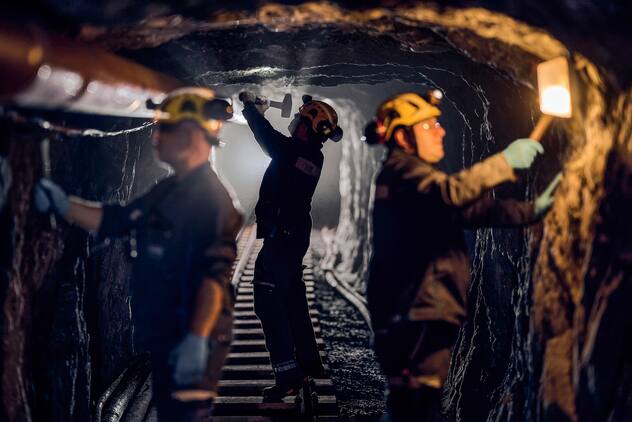 Les "derniers" mineurs encore actifs de Suisse, Gabriel Carrasco, Eric Caillet-Bois et Marcio Ferreira réalisent des travaux dans la partie non ouverte au public des Mines de sel de Bex.