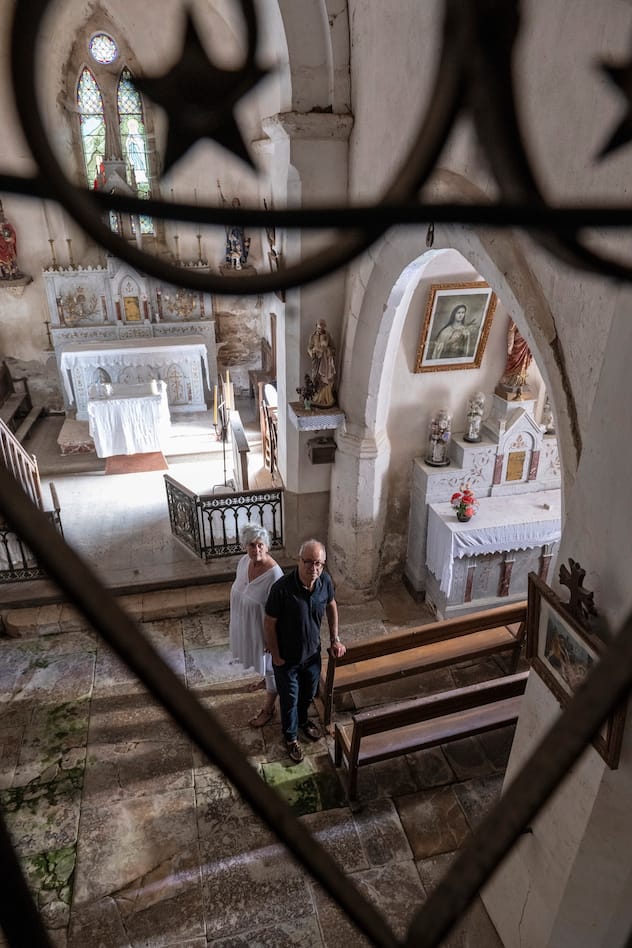 Le professeur d’université neuchâtelois spécialiste des fantômes Daniel Sangsue fait visiter à la medium Begoña Favre une église romane désaffectée