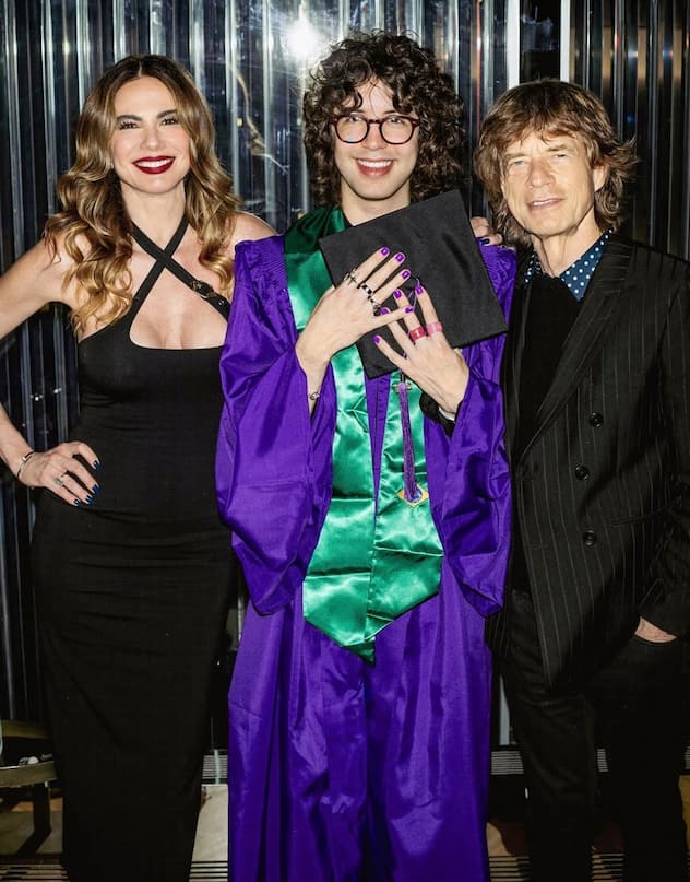Mick Jagger et la Brésilienne Luciana Gimenez Morad avec leur fils Lucas Jagger lors de la remise de diplôme de l’Université de New York