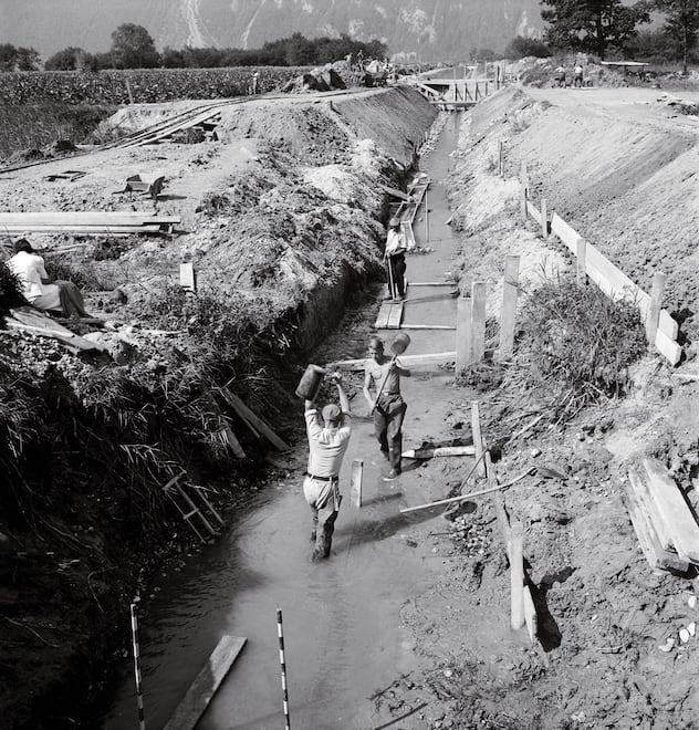 Construction of the Stockalper channel in the Canton of Valais, pictured circa 1940. (KEYSTONE/PHOTOPRESS-ARCHIV/Str) Bau des Stockalperkanals im Unterwallis, aufgenommen um 1940. (KEYSTONE/PHOTOPRESS-ARCHIV/Str)