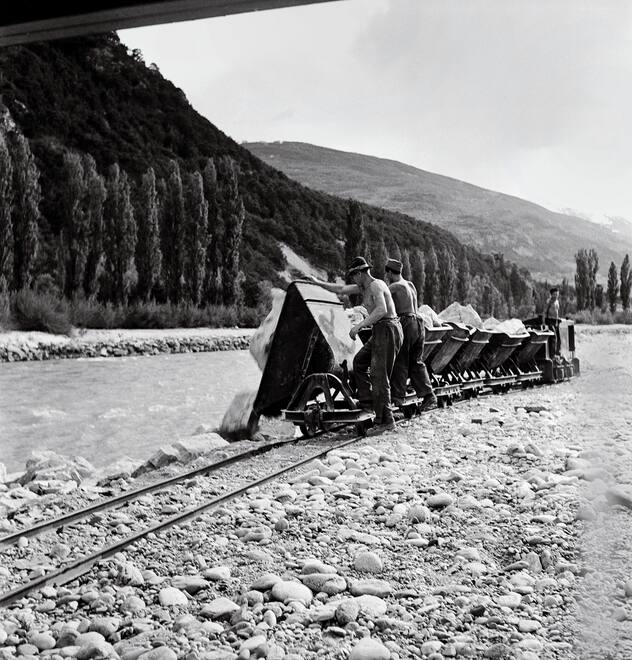 Transport de pierres pour l'endiguement du Rhône Granges, 1946