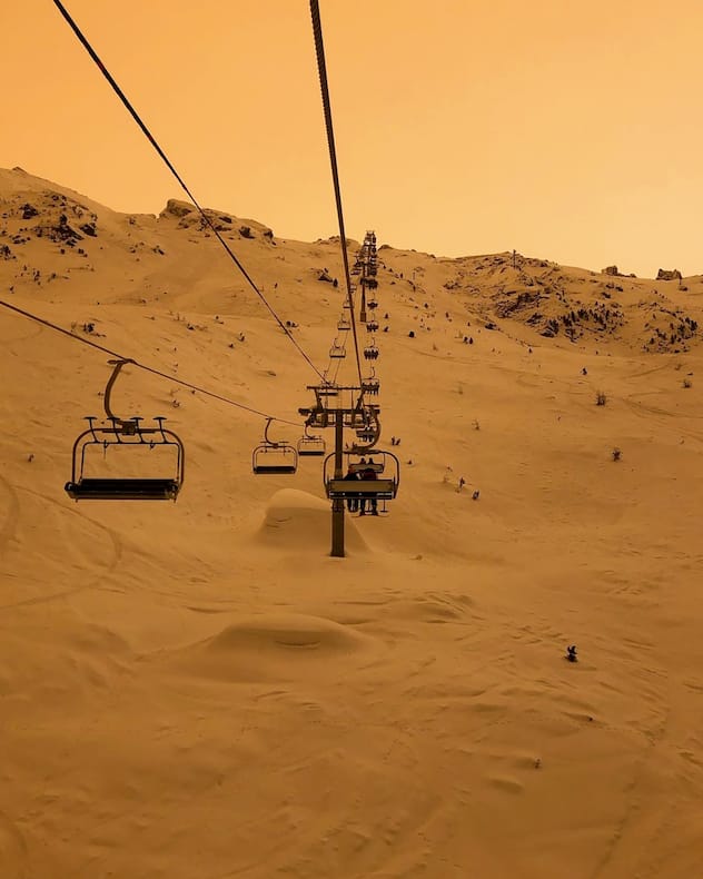 Une remontée mécanique en Valais, le ciel est orange