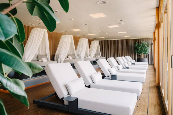 IL15_CONCOURS_Deltapark Vitalresort_Lakeside_LoungeSeesicht.jpg