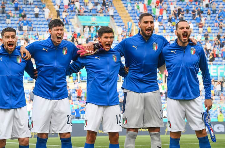 ROME, ITALY - JUNE 20: Jorginho, Alessandro Bastoni, Matteo Pessina, Gianluigi Donnarumma and Leonardo Bonucci of Italy sing the national anthem prior to the UEFA Euro 2020 Championship Group A match between Italy and Wales at Olimpico Stadium on June 20, 2021 in Rome, Italy. (Photo by Claudio Villa/Getty Images)
