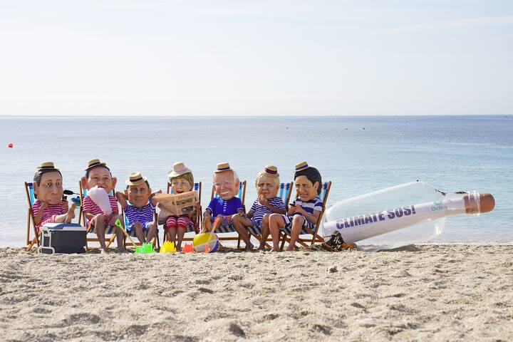Oxfam campaigners pose as G7 leaders on Swanpool Beach near Falmouth, Cornwall. (FOTO: DUKAS/PA PHOTOS)