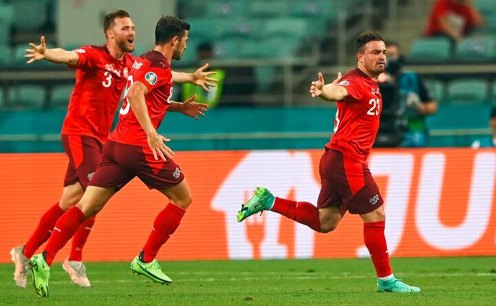 epa09288821 Xherdan Shaqiri (R) of Switzerland celebrates after scoring the 2-0 goal during the UEFA EURO 2020 group A preliminary round soccer match between Switzerland and Turkey in Baku, Azerbaijan, 20 June 2021. EPA/Ozan Kose / POOL (RESTRICTIONS: For editorial news reporting purposes only. Images must appear as still images and must not emulate match action video footage. Photographs published in online publications shall have an interval of at least 20 seconds between the posting.)