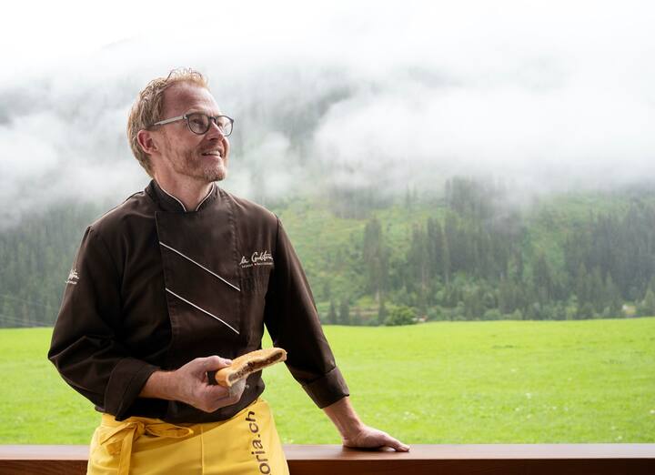 Sedrun (GR), 4.8.2021 -- Meister der Nusstortenkreation: Reto Schmid.Foto: Karl-Heinz Hug