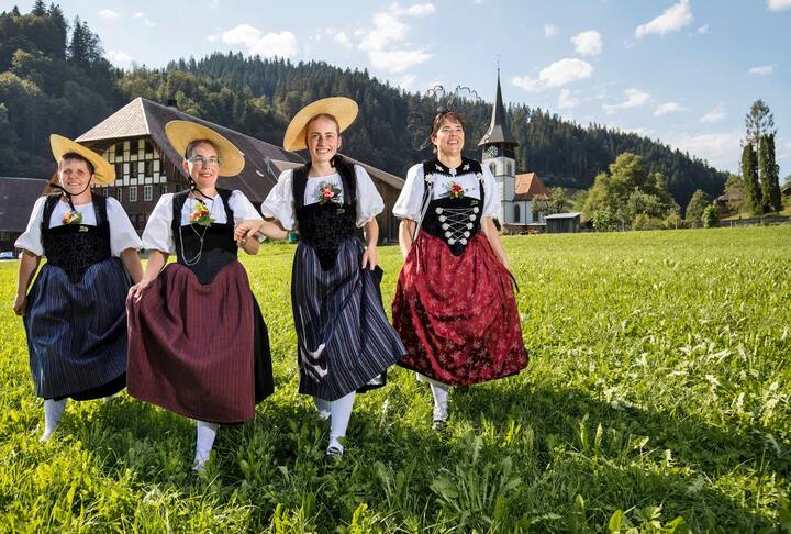 Christine WÃ¼thrich (56), Alexandra Beer (48), Jolanda Blum (17), v.l. in der Gotthelftracht und Doris BrechbÃ¼hl (57) in der Berner Sonntagstracht. - Das schÃ¶nste Dorf der Schweiz, DSDDS, Trub, Emmental 2019 - Â© Kurt Reichenbach