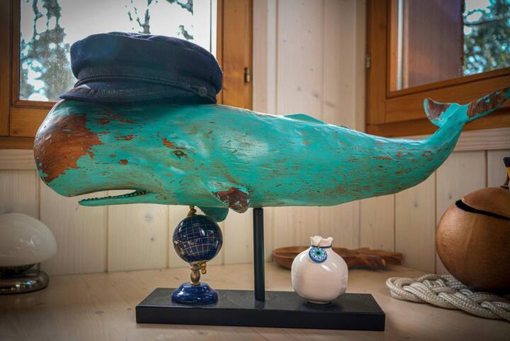 Le cachalot et la casquette de marin.