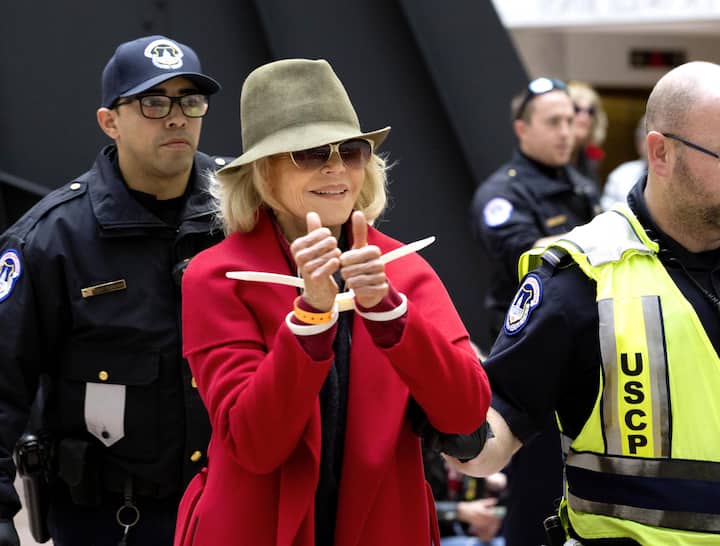 Jane Fonda en manifestante - menottée - pro-climat.