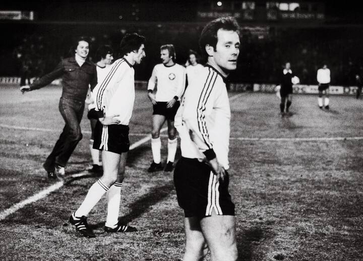 Le 8 septembre 1976, avec son regard en coin sur le terrain d’Oslo (à g. le Sédunois Trinchero) alors que la Suisse vient de perdre 0-1 lors du match Norvège-Suisse, Köbi Kuhn nous cache quelque chose. 