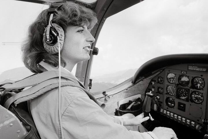 Swissair-Pilotin Gaby Lüthi im Cockpit einer Maschine der Schweizerischen Luftverkehrsschule (SLS) in Hausen am Albis