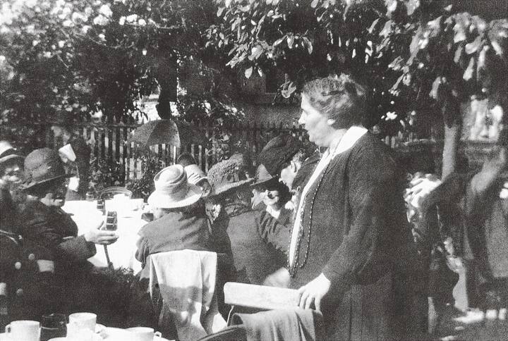 Augusta en oratrice lors d’une assemblée à la fin des années 1920.