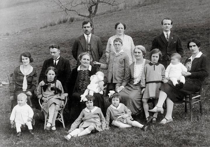 Augusta entourée de sa famille en 1930.