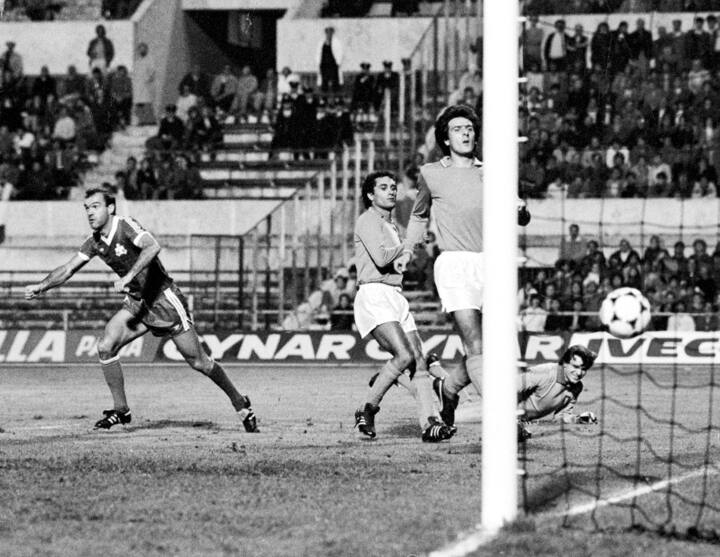 FOTO: WALTER L. KELLER, 27.10.1082, ROM (ITA): FREUNDSCHAFTS-LAENDERSPIEL SCHWEIZ - ITALIEN 0:1. RUEDI ELSENER (L, SUI) JUBELT NACH SEINEM TOR ZUM 0:1, DIE ITALIENISCHE ABWEHR MIT VLNR CLAUDIO GENTILE, GAETANO SCIRE UND GOALIE IVANO BORDON IST GESCHLAGEN.