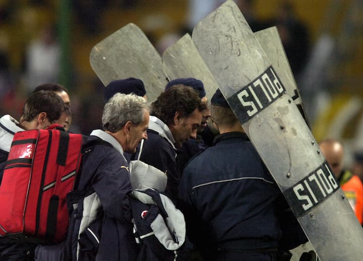 ARCHIVBILD ZUM KEYSTONE-SDA-TEXT ZUM SPIEL TUERKEI-SCHWEIZ 2005 --- Switzerland's assistant coach Michel Pont, center, leaves the pitch protected by police shields after the FIFA 2006 qualifying play-off second leg soccer match between Turkey and Switzerland at Sukru Saracoglu Stadium in Istanbul, Turkey, Wednesday, November 16, 2005. (KEYSTONE/Karl Mathis)