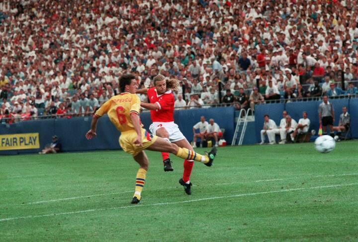 ARCHIV Ã± ZUR SCHWEIZER NATIONALMANNSCHAFT AN DER FUSSBALL WM 1994 IN DEN USA STELLEN WIR IHNEN FOLGENDES BILDMATERIAL ZUR VERFUEGUNG - Alain Sutter, rechts,  Mittelfeldspieler der Schweizer Nationalmannschaft, schiesst am 22. Juni 1994 waehrend dem Spiel Schweiz-Rumaenien an der Fussball-Weltmeisterschaft (WM) in Detroit, USA, das 1:0. (KEYSTONE/Str)