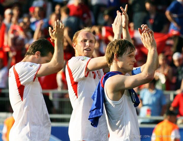 (L-R) Xavier Margairaz, Ludovic Magnin and Johann Vogel of Switzerland applaud after the 0-0 draw in the group G match of 2006 FIFA World Cup between France and Switzerland in Stuttgart, Tuesday 13 June 2006. EPA/BERND WEISSBROD +++ Mobile Services OUT +++ Please refer to FIFA's Terms and Conditions.