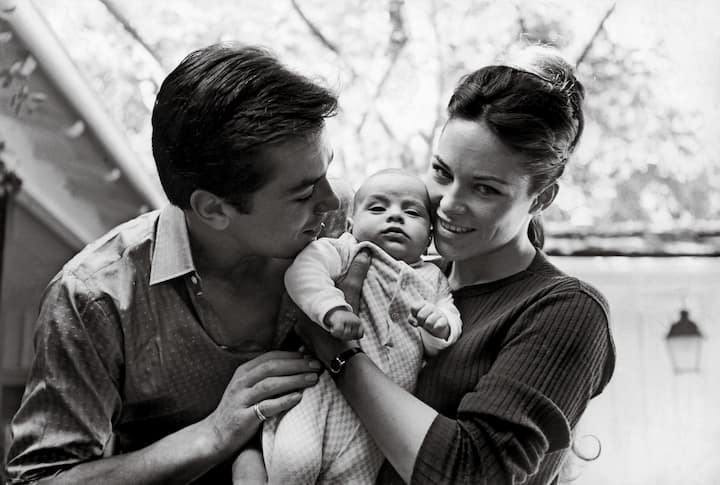 En 1964, en Californie, avec Nathalie Canovas, devenue Mme Delon, et leur fils, Anthony. 