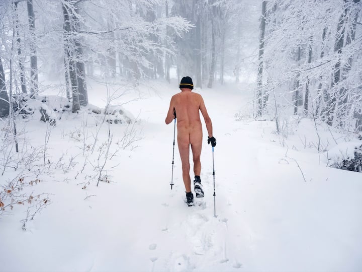 Gérard, 68 ans, photographié nu.
