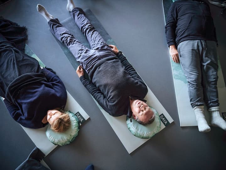 En Valais, une retraite bénéfique pour retrouver un équilibre et découvrir les liens entre sommeil, nutrition, activité physique et méditation.