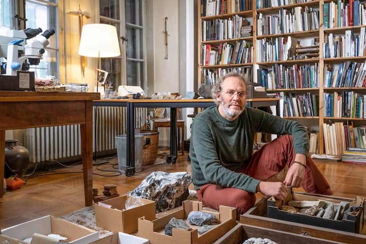 Samuel Crettenand, militant pour les enfants de Gaza, pose chez lui en janvier 2024