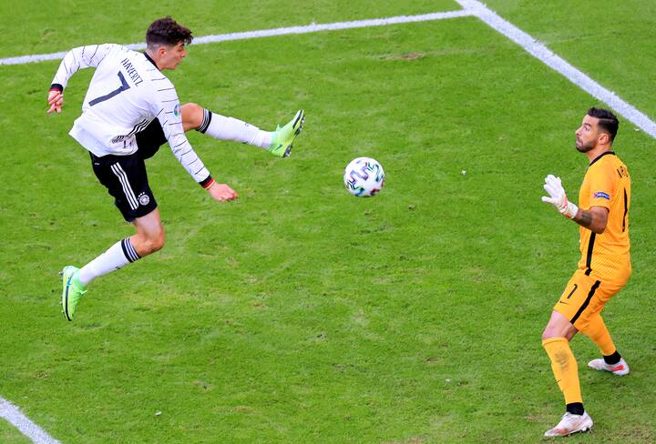 HAVERTZ Kai Team Deutschland mit Torwart PATRICIO Rui UEFA Fussball Europameisterschaften 2020 Vorrunden Spiel Portugal - Deutschland 2 : 4 am 19.Juni 2021 in Muenchen DFL REGULATIONS PROHIBIT ANY USE OF PHOTOGRAPHS as IMAGE SEQUENCES and/or QUASI-VIDEO *** HAVERTZ Kai Team Germany with goalkeeper PATRICIO Rui UEFA European Football Championship 2020 preliminary round match Portugal Germany 2 4 on 19 June 2021 in Munich DFL REGULATES PROHIBIT ANY USE OF PHOTOGRAPHS as IMAGE SEQUENCES and or QUASI VIDEO
