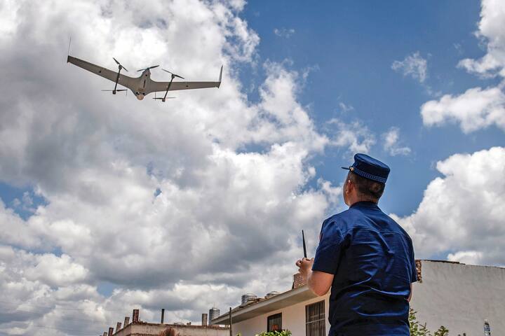 China, wandernde Elefanten-Herde auf Ã¼ber 500 Kilometer langem Marsch 210601 -- KUNMING, June 1, 2021 -- A staff member uses a drone to track and monitor the wild Asian elephants in Hongta District, Yuxi City, southwest China s Yunnan Province, June 1, 2021. Xinhua Headlines: Chinese city on alert as wandering elephant herd marches north HuxChao PUBLICATIONxNOTxINxCHN