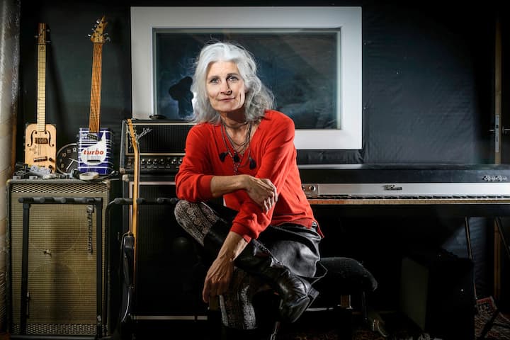 Irène Wettstein Irène Wettsein , avocate UNE CHANSON POUR SAUVER LA PLANETE, un projet commun initié par Henri Dès et Jacques Dubochet. Images réalisées lors de l'enregistrement, Blend Studio, Lutry, mars 2021