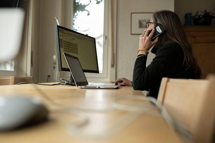 Eine Frau telefoniert an ihrem Arbeitsplatz im Homeoffice, fotografiert am 22. Januar 2021 in Aarau. (KEYSTONE/Christian Beutler)