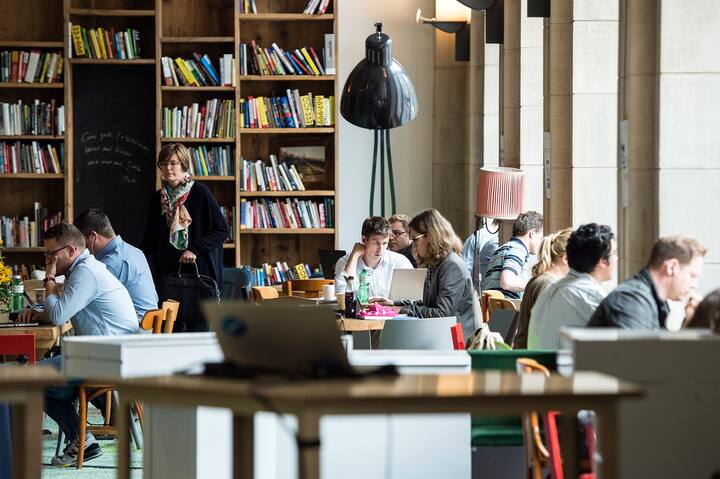Blick in ein offenes Buero der Swisscom waehrend der Lancierung der "Smart Work-Initiative" zu flexiblen Arbeitsformen, am Dienstag, 9. Juni 2015, in Bern. (KEYSTONE/Peter Schneider)