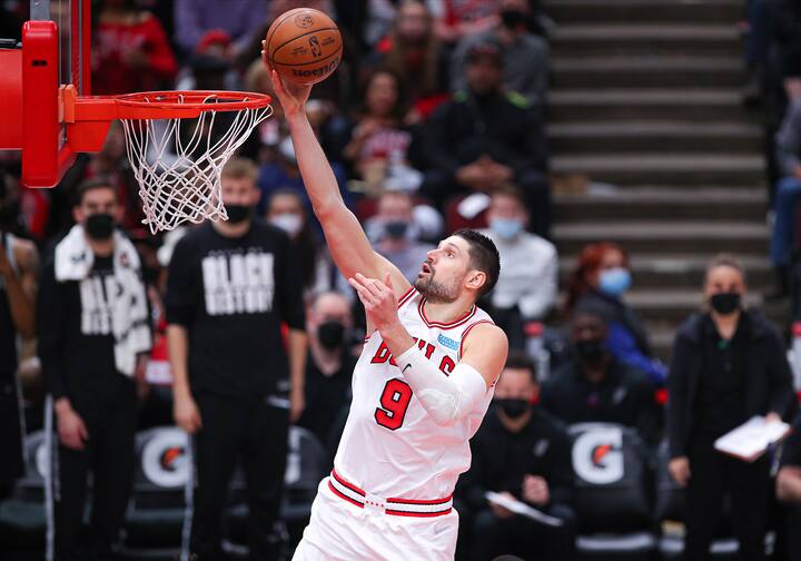  CHICAGO, IL - FEBRUARY 14: Chicago Bulls center Nikola Vucevic 9 drives to the basket for a layup during a NBA, Basketball Herren, USA game between the San Antonio Spurs and the Chicago Bulls on February 14, 2022 at the United Center in Chicago, IL. Photo by Melissa Tamez/Icon Sportswire NBA: FEB 14 Spurs at Bulls Icon22021429