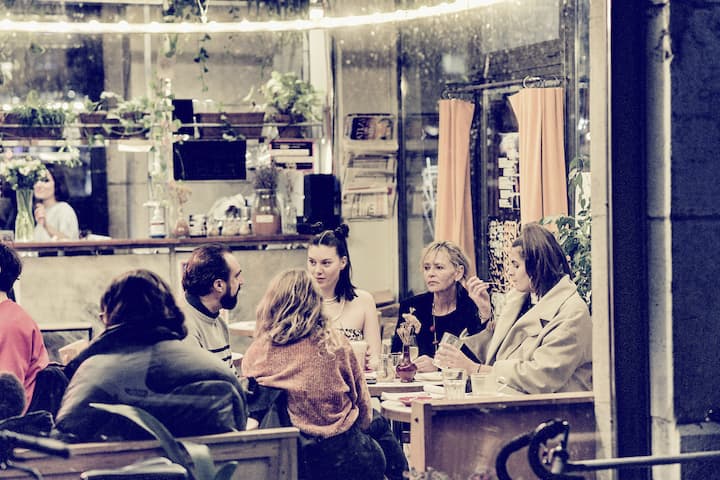 Equipe du film La Mif.Â  (Les 3 comÃ©diennes: Claudia Grob ( assistante sociale ), les ados Charlies Aredy ( Jupe Ã  carreaux ) et AnaÃ¯s Uldry ( couettes en boule ) et le rÃ©alisateur Fred Baillif ( barbu ) PhotographiÃ©s Ã  GenÃ¨ve, le 14.02.2022 Â© David WagniÃ¨res Photos retouchÃ©es