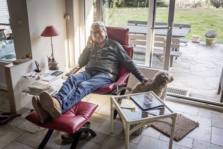Le chanteur Henri DÃ¨s et son chien Fragola dans sa maison Ã  lâoccasion de la sortie de son nouvel album pour adulte Â«Â AutrementÂ Â», le vendredi 4 mars 2022 Ã  Lonay. (Â© Gabriel Monnet/LâillustrÃ©)