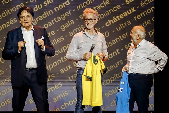Le president du FC Sion Christian Constantin (gauche) s'exprime sur scene aux cotes des acteurs francais Thierry Lhermitte (centre) et Gerard Jugnot (droite) lors de la soiree de gala du FC Sion ce samedi 19 mars 2022 a Martigny. La soiree de soutien du club valaisan est toujours tres populaire, puisque plus des milliers de convives sont present pour manger la choucroute et assister aux spectacle de la soiree. (KEYSTONE/Valentin Flauraud)