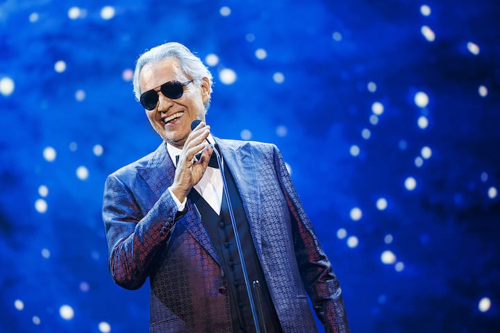 Le tenor italien Andrea Bocelli chante sur scene lors de la soiree de gala du FC Sion ce samedi 19 mars 2022 a Martigny. La soiree de soutien du club valaisan est toujours tres populaire, puisque plus des milliers de convives sont present pour manger la choucroute et assister aux spectacle de la soiree. (KEYSTONE/Valentin Flauraud)