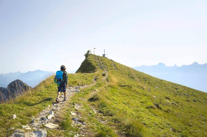 Randonner en Valais au sommet de la Pointe de Bellevue.