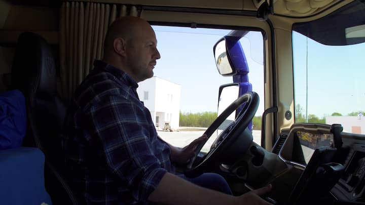 Le routier Marc Dufey au volant de son camion à Lviv, en Ukraine.