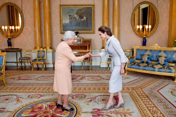 Elisabeth II et Angelina Jolie