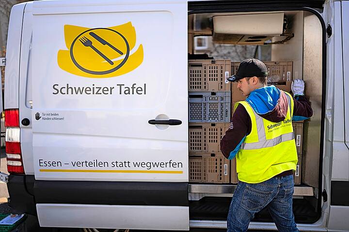 24.03.2022; Basel; Coop - Schweizer Tafel; Jan Widmer (Zivildienstleistender) beim der vierten Station auf seiner Route. © Valeriano Di Domenico