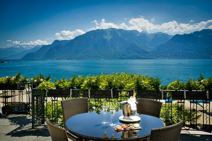 Terrasse avec vue à l'Hôtel des Trois Couronnes