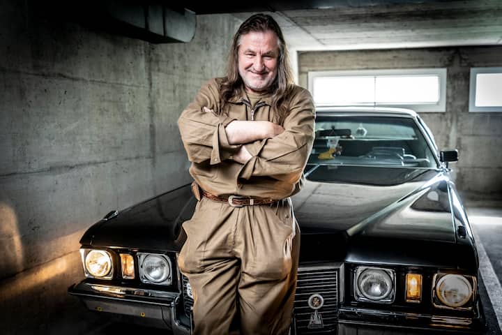 13.09.2022 Rolle VD - Jean-Luc Godard : Le cinÃ©aste mythique meurt Ã  91 ans par suicide assistÃ©. Noms : Serge Lincio, mÃ©canicien - Ã©tait dans un de ses films avec cette voiture (Cadillac). Photo Darrin Vanselow Â© L'illustre Sur les traces de Jean-Luc Godard Ã  Rolle, 13 septembre 2022