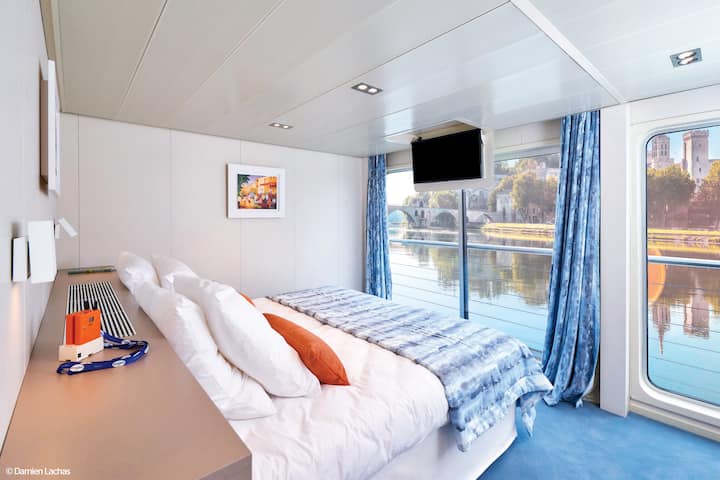 Cabine double sur le pont supérieur. Très apprécié, le lit positionné dans le sens de la navigation permet d’admirer les inspirants paysages.