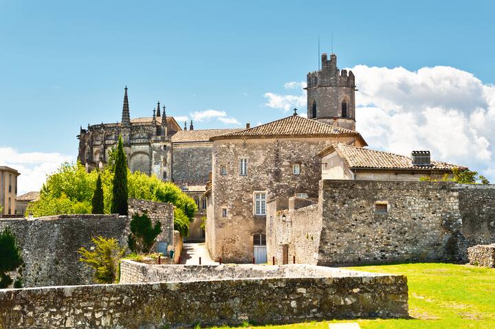 La cathédrale de Viviers, en Ardèche, de style roman, gothique flamboyant et XVIIIe siècle: un must.