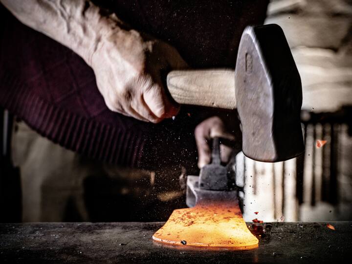 L'acier incandescent est façonné aux alentous de 1000°C. On reconnaît le bon forgeron au son de ses coups.