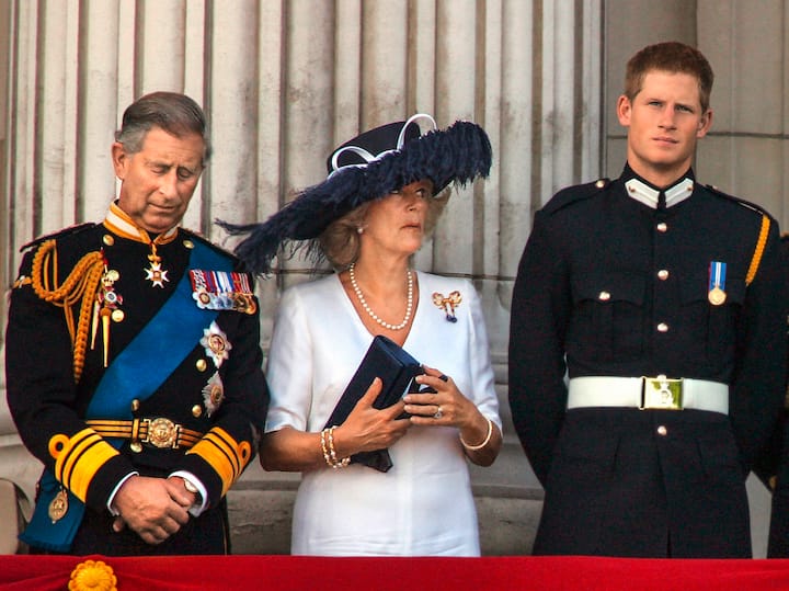 Le Prince Charles, sa Camilla, Duchesse de Cornwall, et son fils le Prince Harry 